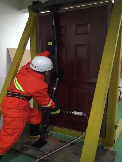 一款可以同時(shí)打開(kāi)內(nèi)開(kāi)門(mén)和外開(kāi)門(mén)的破門(mén)神器！